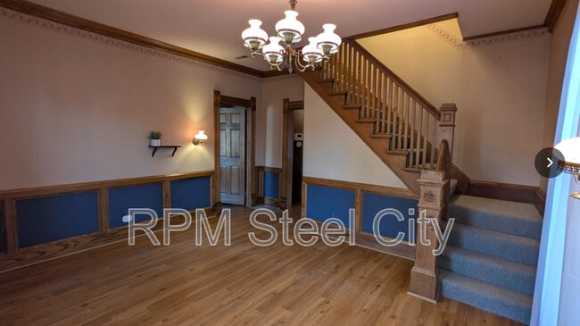 Building Photo - 512-512 1/2 W 10th St