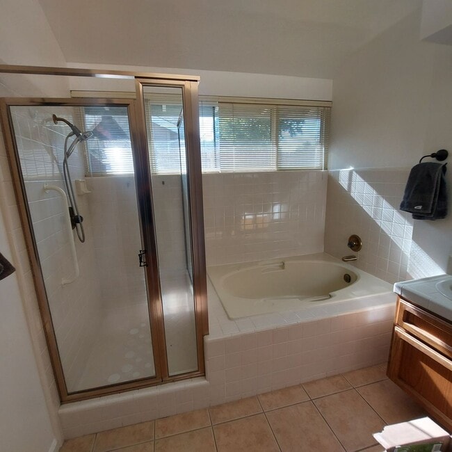 Building Photo - Nice 3bed and 2 bath home; excellent Roseville location