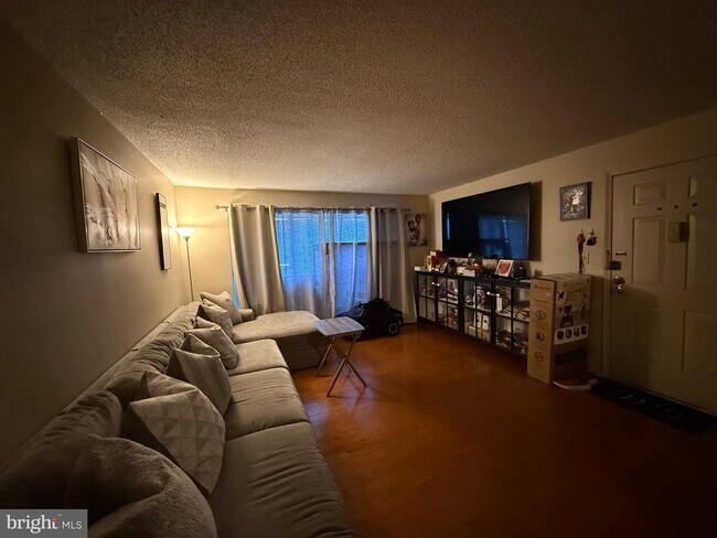 Building Photo - 5 Chamberlin Ct