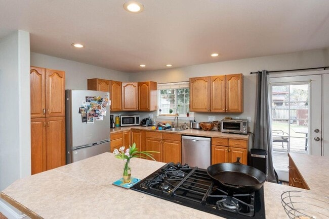 Building Photo - Wonderful home on large corner fenced lot in desired mid-town with views!