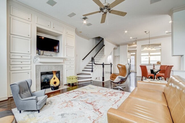 Building Photo - Stunning 3 Bed / 3.5 Bathroom in Heart of Hyde Park/Montrose!