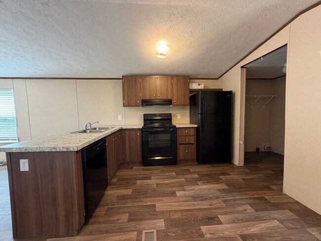 Building Photo - Spacious Mobile Home-large yard