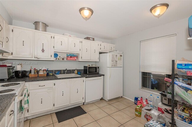 Building Photo - 6768 SW 39th Ct