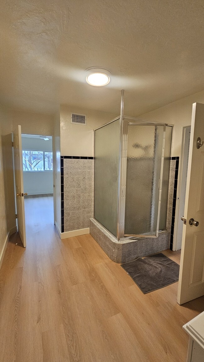 Building Photo - 476 E 7th Ave