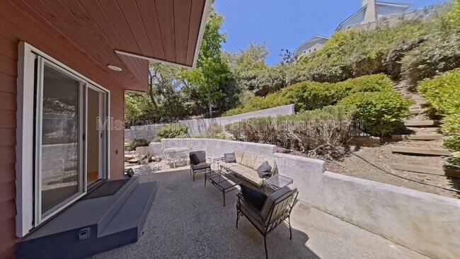 Building Photo - 2570 Lillie Ave