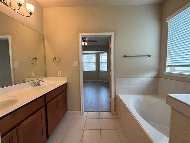 Building Photo - 15610 Whisper Woods Dr