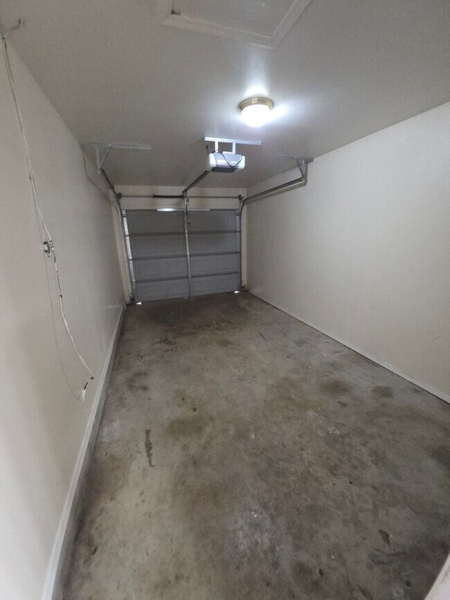 Building Photo - 102 Willow Creek Dr