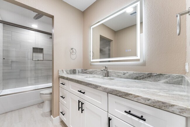 Building Photo - 968 Pinehurst Dr