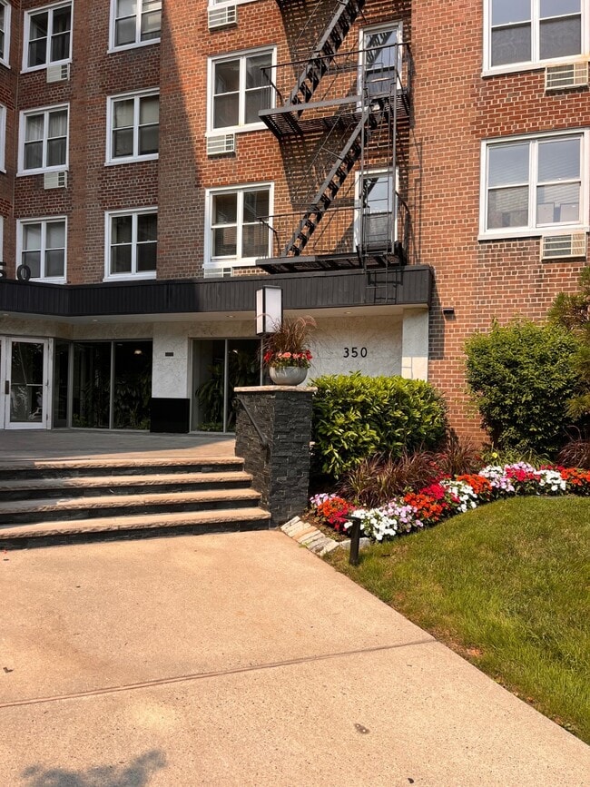 Building Photo - 350 Richmond Ter