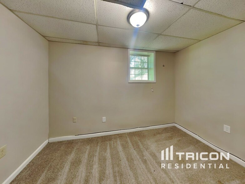 Building Photo - 1112 Karastan Ct SW