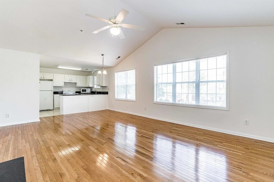 Building Photo - Room in Condo on Chenille Dr