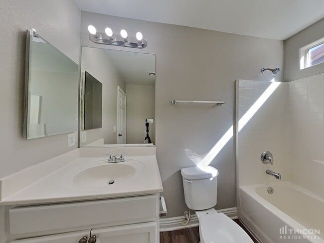 Building Photo - 9827 W Spinnaker Creek Ave