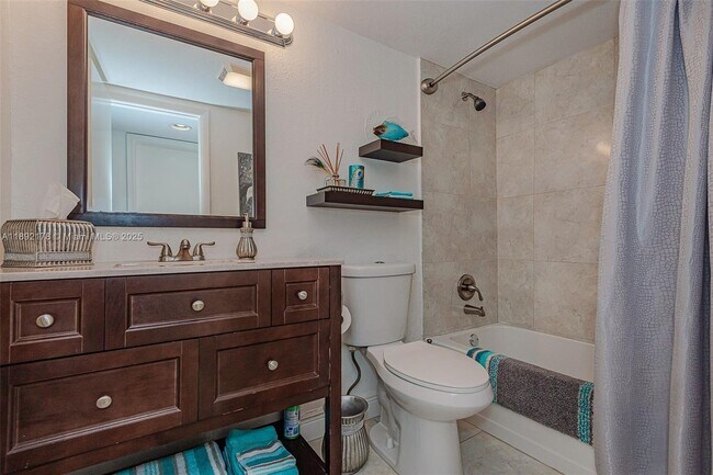 Building Photo - 9410 N Hollybrook Lake Dr