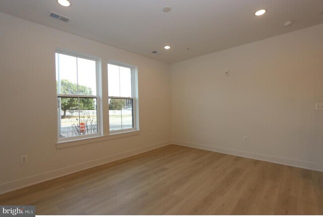 Building Photo - 117 E Cromwell St