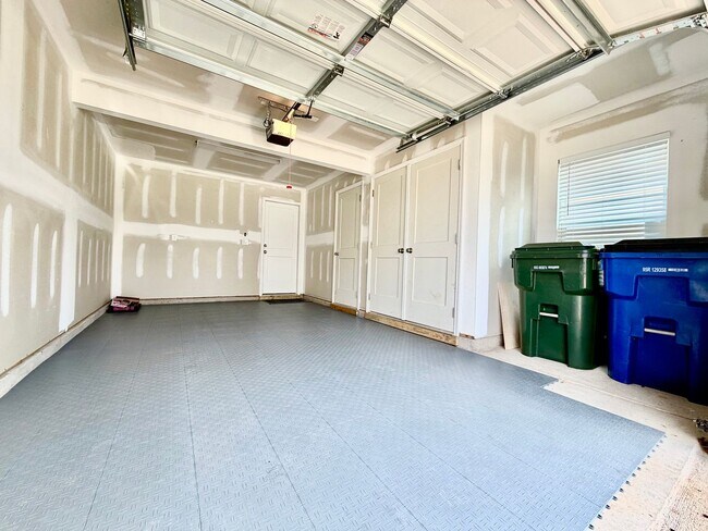 Building Photo - Fully Furnished 2BR/3.5BA Townhome with Garage — Minutes from Downtown Raleigh