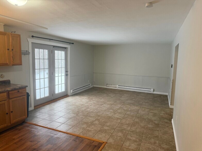 Living room - 749 S Grant St