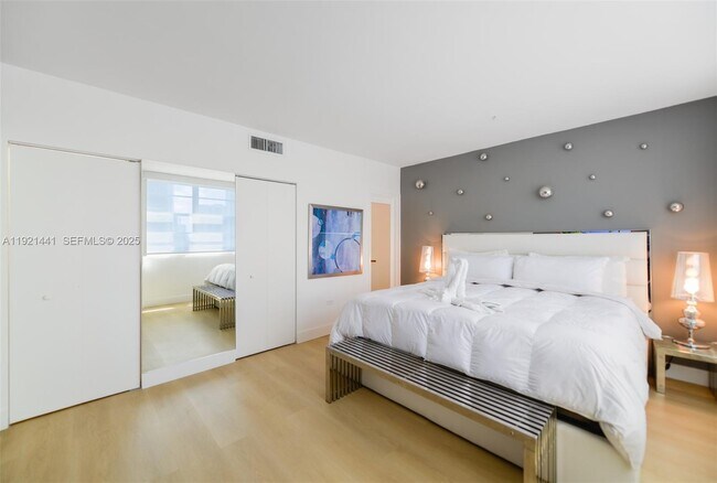 Building Photo - 801 Brickell Bay Dr