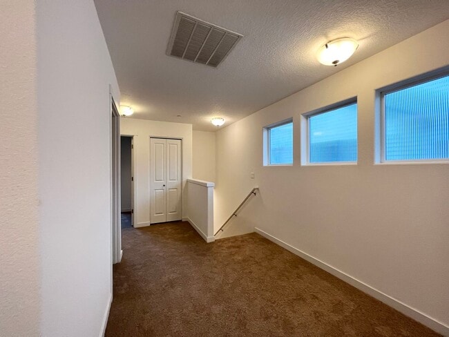 Building Photo - Beautiful 4 Bed, 2.5 Bath Home with Two Car Garage!