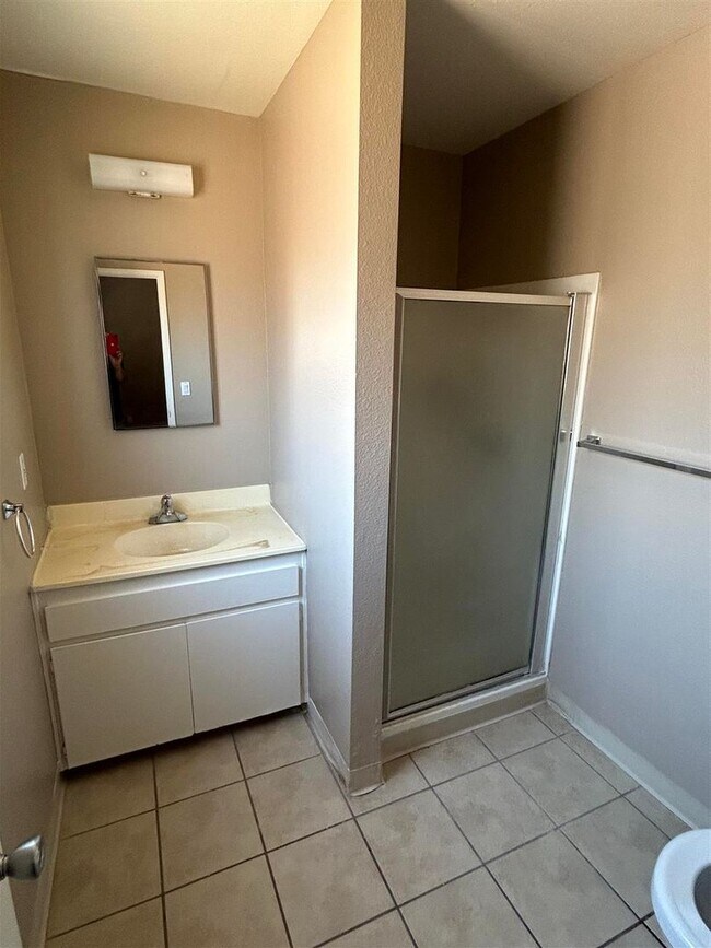 Building Photo - 3 bedrooms - 2 Bathrooms -  Ready to Rent!