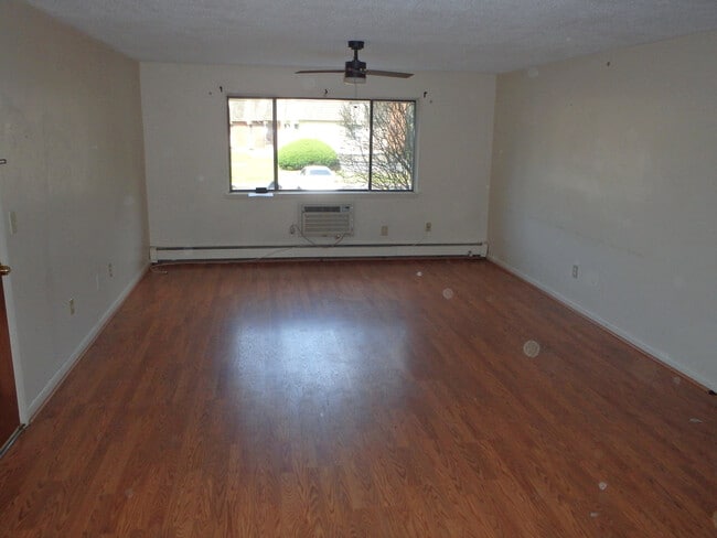 Building Photo - 249 High Path Rd