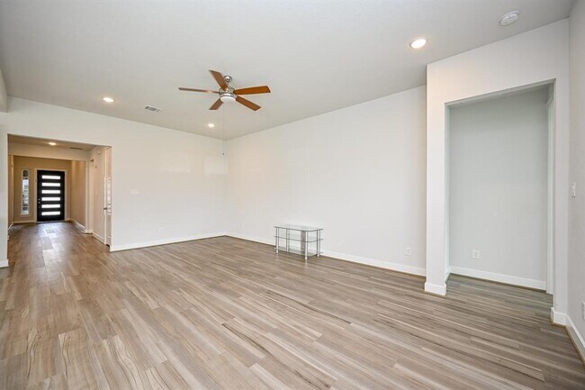 Building Photo - 9222 Dearborn Knoll Dr