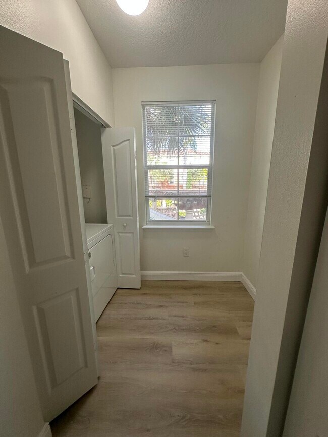 Building Photo - 9905 Baywinds Blvd