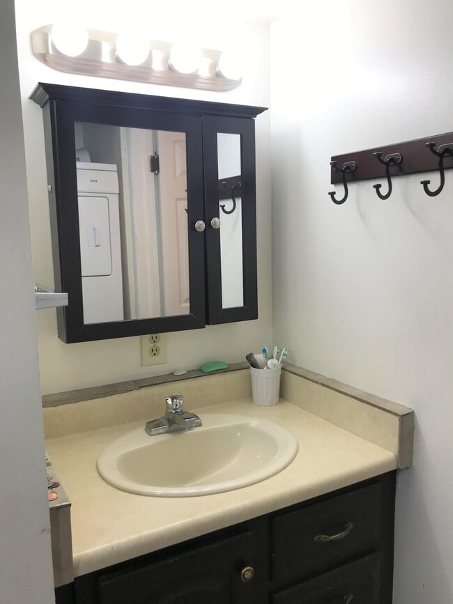 Building Photo - 1080 E 450 N