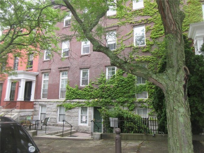 Primary Photo - 100 Bowen St