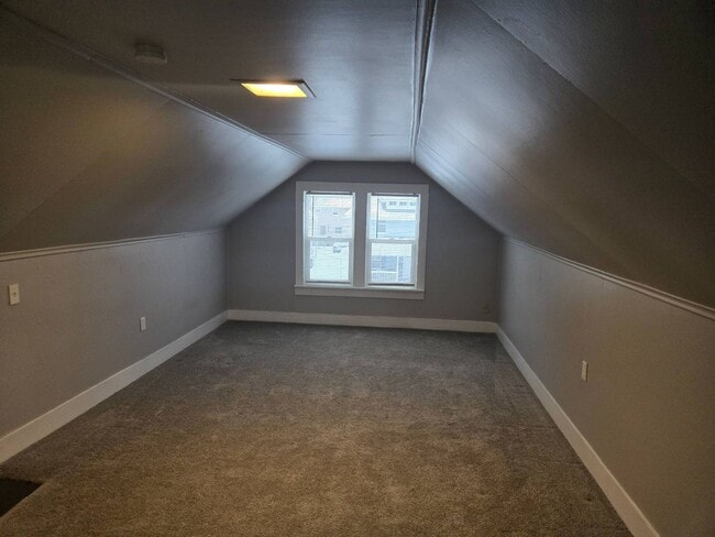 Building Photo - Charming 3-Bedroom Property in Prime Location