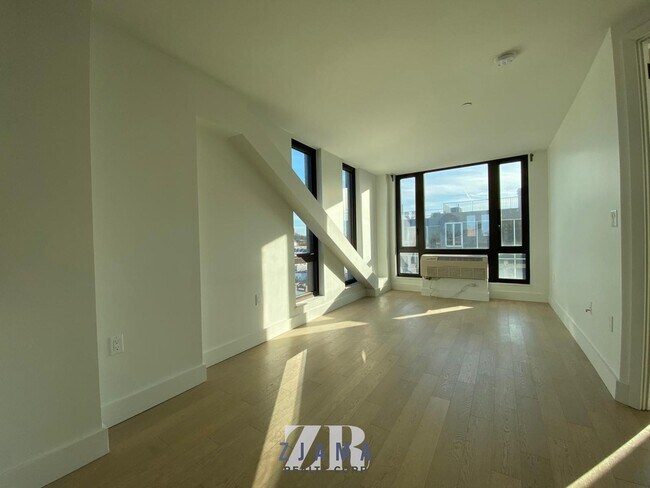 Building Photo - 635 4th Ave Ave