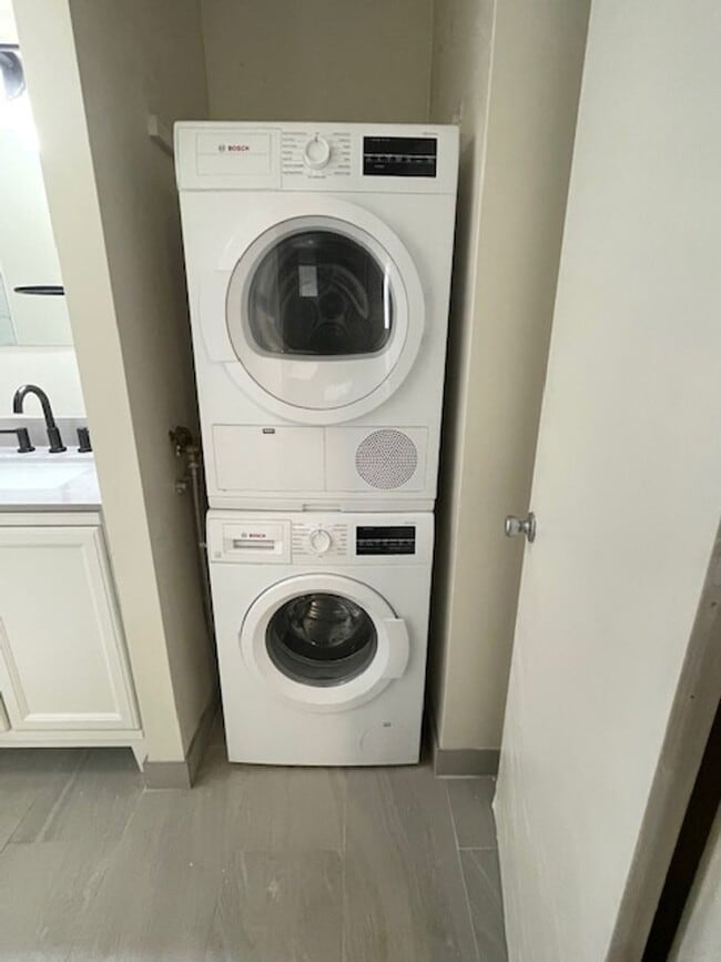 Building Photo - Available now - 2 bedroom / 2 bath / 1 cov...