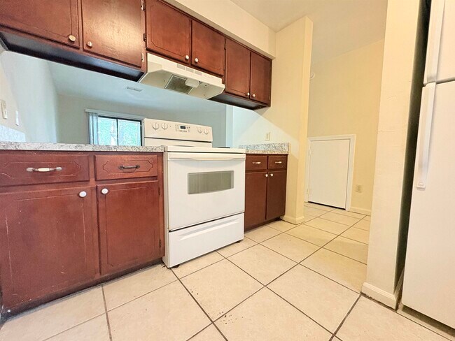 Building Photo - 1864 Sylvan Ct