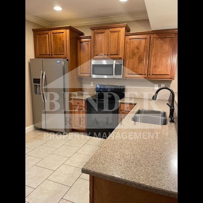 Building Photo - BEAUTIFUL TOWNHOME IN THE CITY