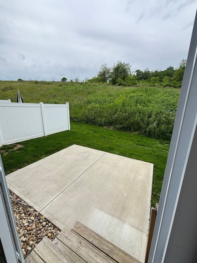 Building Photo - Beautiful Townhome in Washington! - 3 Bedroom