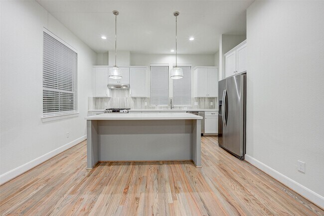 Building Photo - 2808 Grand Fountains Dr