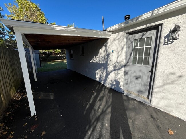 Building Photo - **REMODELED 2-BEDROOM HOME w/ CARPORT IN B...