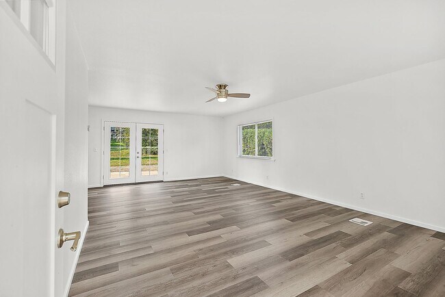 Building Photo - Updated 3-Bedroom Port Orchard Rambler with Covered Porch