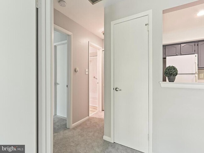 Building Photo - 303 Trinity Ct