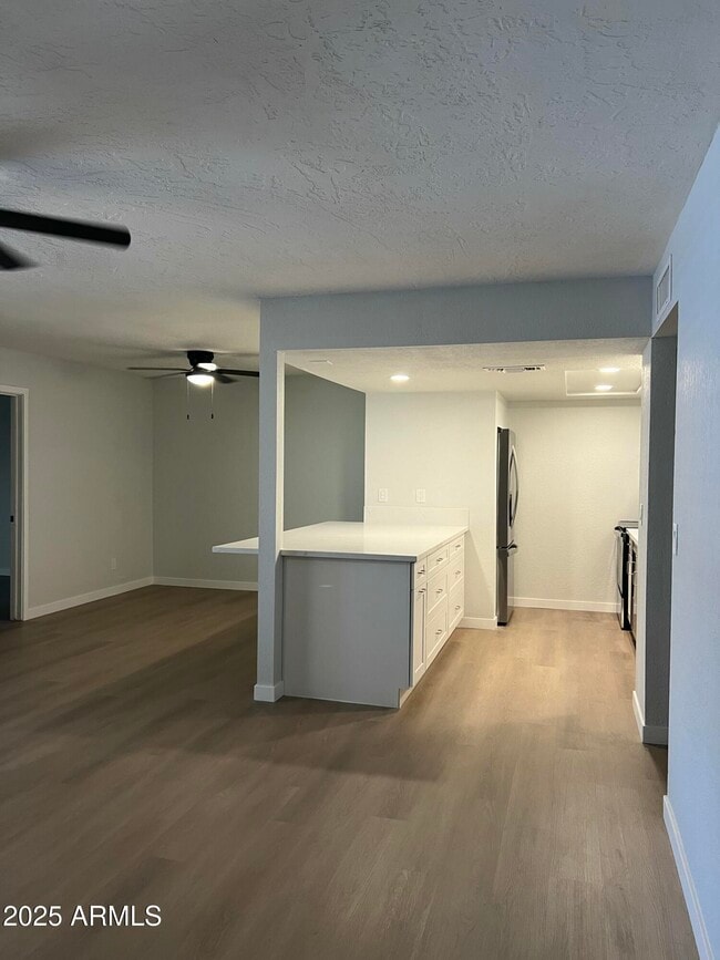 Building Photo - 540 E Royal Palms Dr