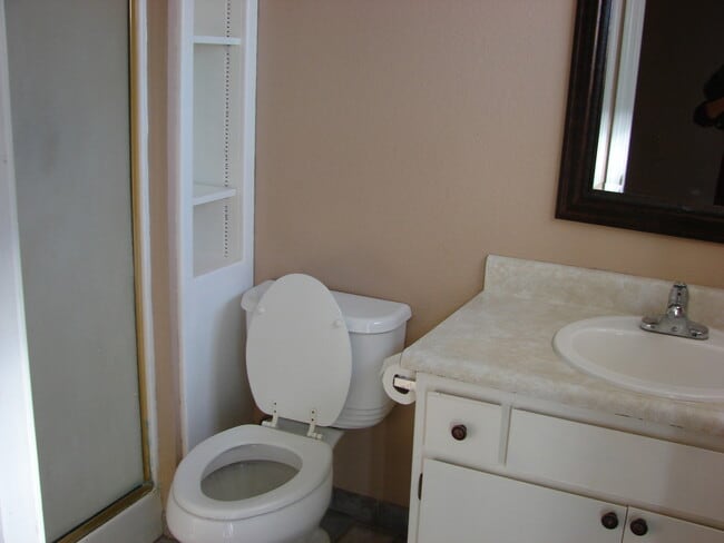 Building Photo - Cute Single Family Home in Gridley AVAILAB...