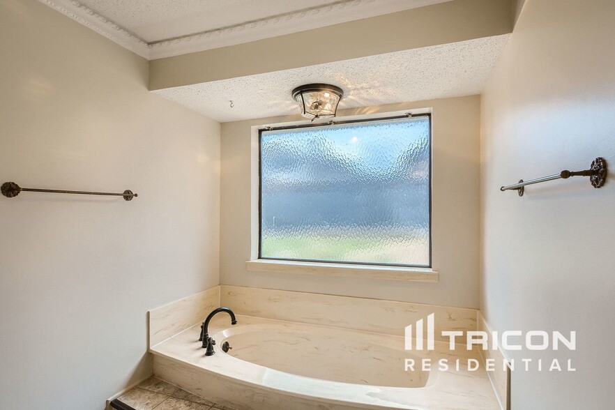 Building Photo - 1735 Plummer Dr