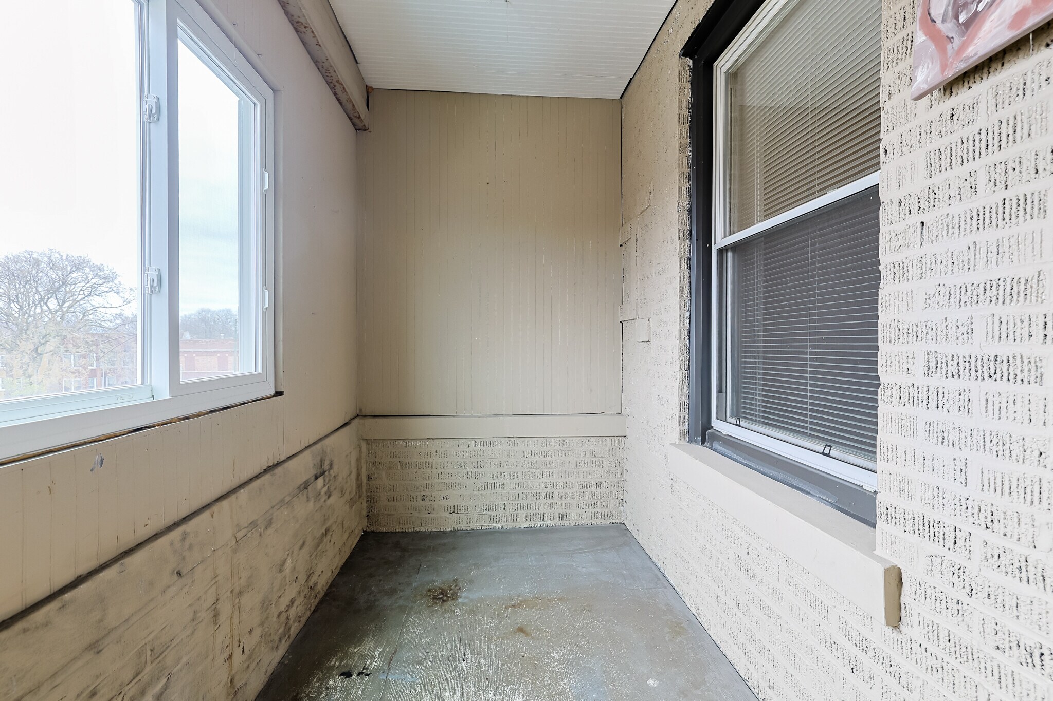 Building Photo - 4413 W Montrose Ave