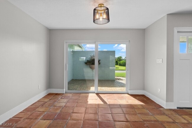 Building Photo - 1384 Burgundy Dr