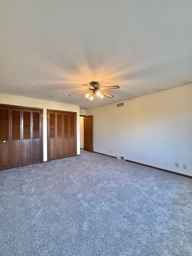 Building Photo - Spacious 3 Bedroom Duplex! Available Now!