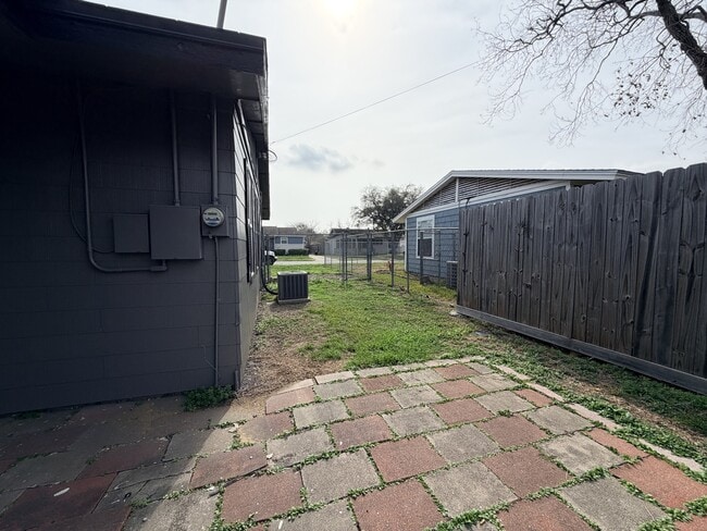 Building Photo - 3918 Harris Dr