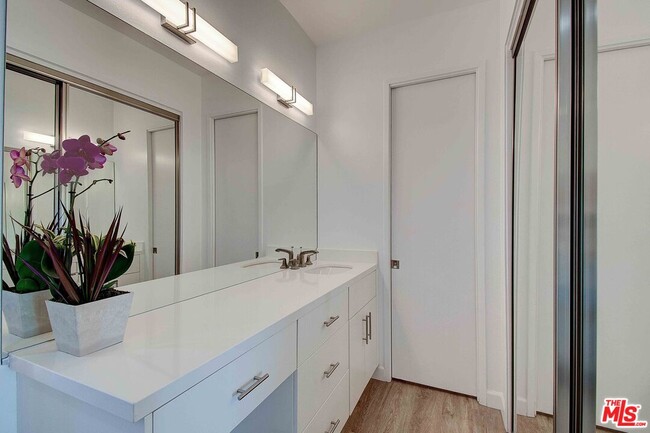 Building Photo - 2324 S Beverly Glen Blvd