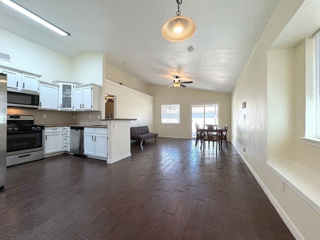 Building Photo - East El Paso 4 bed Refrig A/C close to Park!