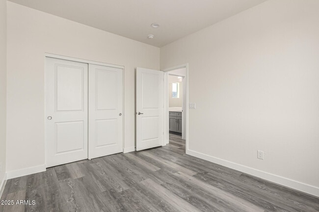 Building Photo - 949 E Desert Ln