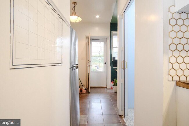 Building Photo - 3030 Edgemont St