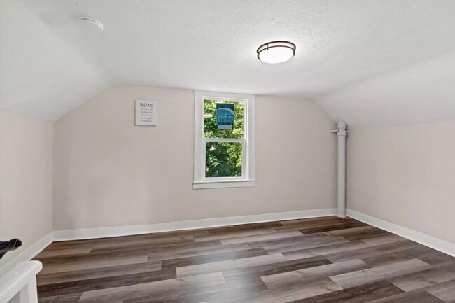 Building Photo - For Rent: Cozy and Adorable 2-Bedroom / 1-...